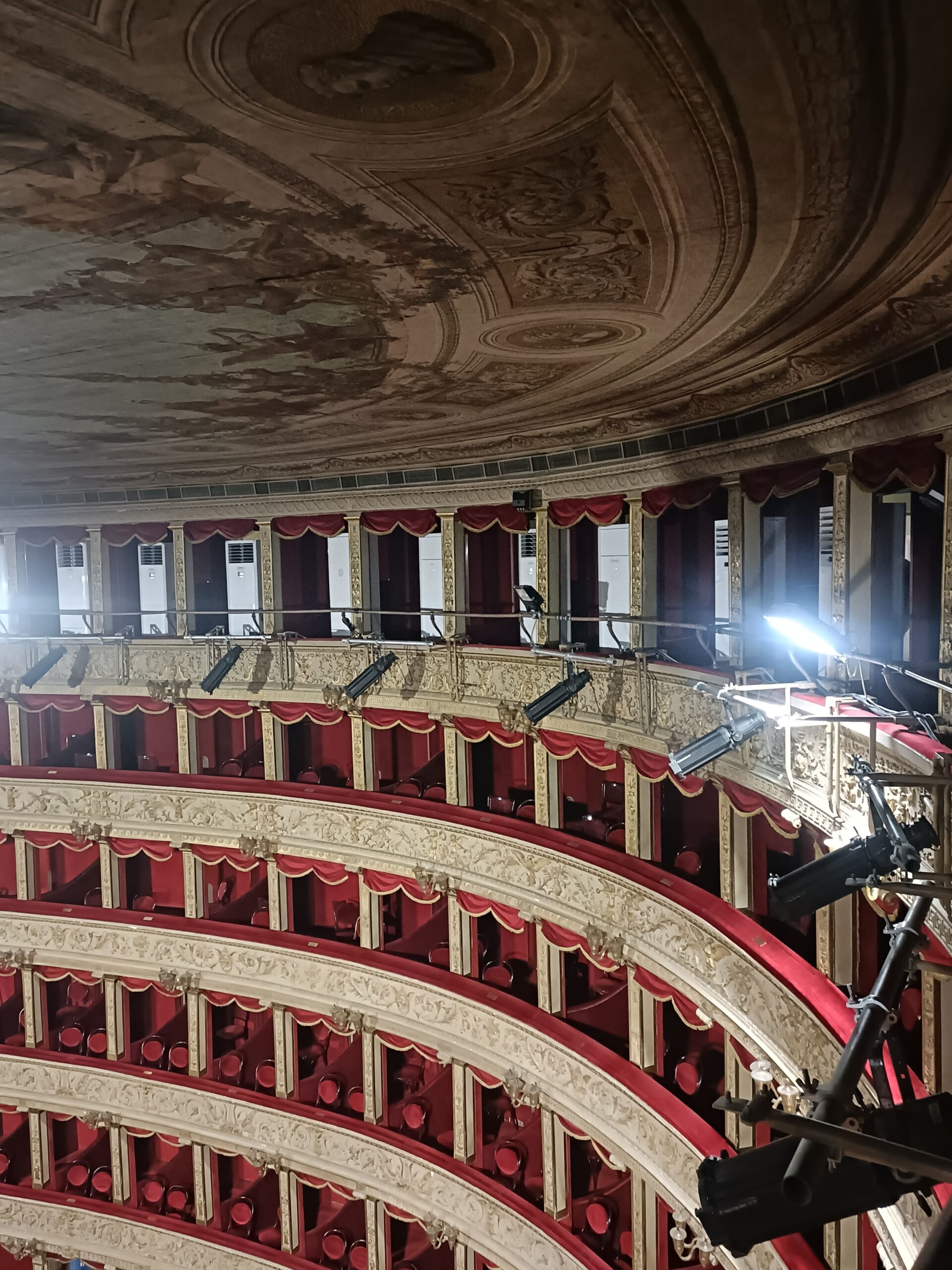 Colonna nel teatro argentina a roma